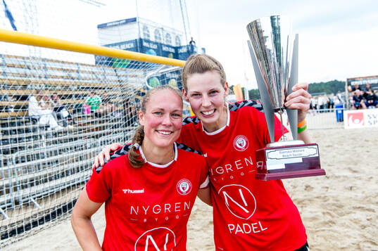 Kristianstads DFFs Therese Ivarsson och Amanda Edgren jublar
