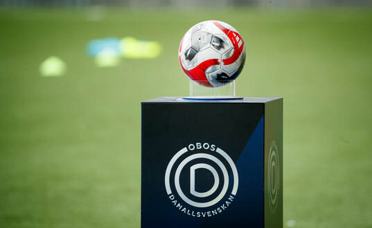 OBOS damallsvenskans logo och matchnboll