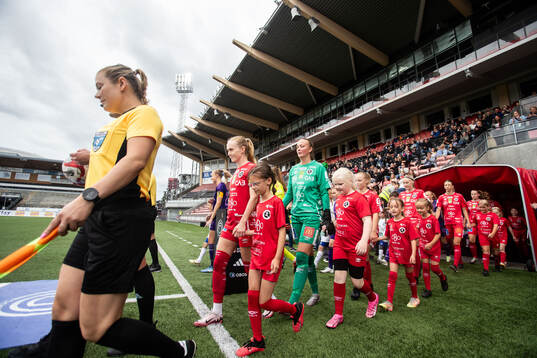 KIF Örebros Minea Lassas och målvakt Clara Ekstrand gör