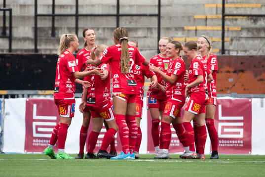KIF Örebros Maja Bodin jublar med lagkamrater