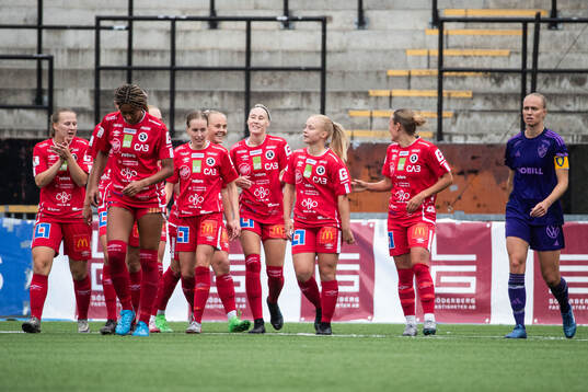 KIF Örebros Maja Bodin jublar med lagkamrater