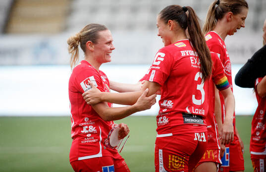 KIF Örebros Maja Bodin jublar vid slutsignalen med Áslaug
