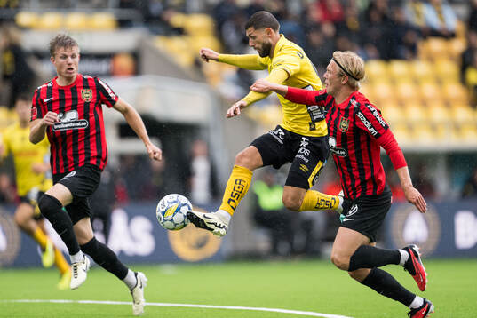 Elfsborgs Arber Zeneli mot Brommapojkarnas Eric Björkander