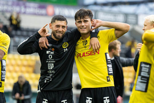 Elfsborgs Arber Zeneli och Besfort Zeneli jublar