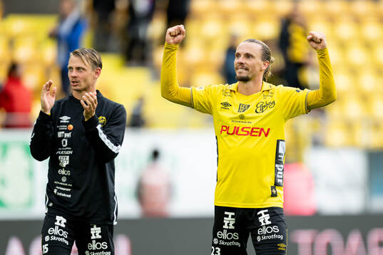 Elfsborgs Simon Hedlund och Niklas Hult jublar