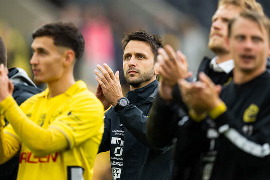 Elfsborgs assisterande tränare Javier Agenjo Duran jublar