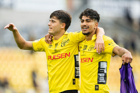 Elfsborgs Besfort Zeneli och Ahmed Qasem jublar