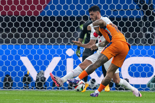 Memphis Depay of Netherlands and Samet Akaydin of Turkey