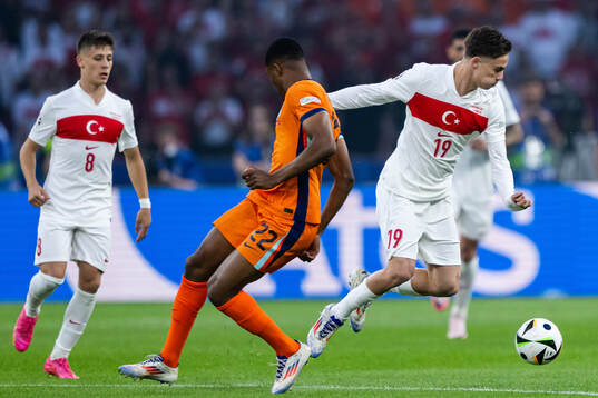 Denzel Dumfries of Netherlands and Kenan Yildiz of Turkey