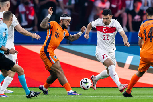 Memphis Depay of Netherlands and Kaan Ayhan of Turkey