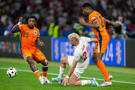 Steven Bergwijn and Denzel Dumfries of Netherlands and