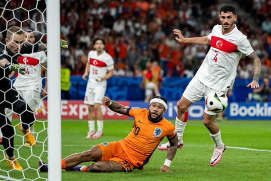 Memphis Depay of Netherlands and Samet Akaydin of Turkey