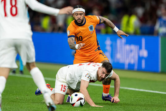 Memphis Depay of Netherlands and Salih Özcan of Turkey