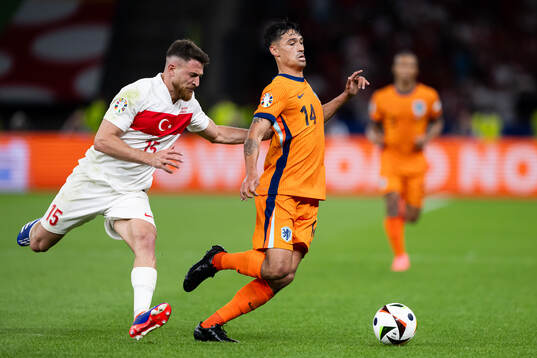 Salih Özcan of Turkey and Tijjani Reijnders of Netherlands