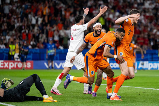 Memphis Depay, Cody Gakpo and Wout Weghorst celebrate