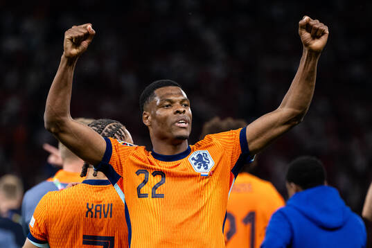 Denzel Dumfries of Netherlands celebrates
