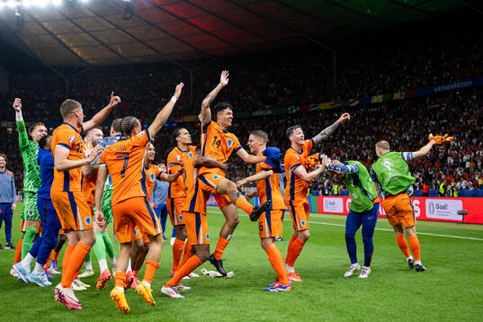 Tijjani Reijnders of Netherlands celebrates