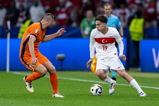Stefan De Vrij of Netherlands and Kenan Yildiz of Turkey