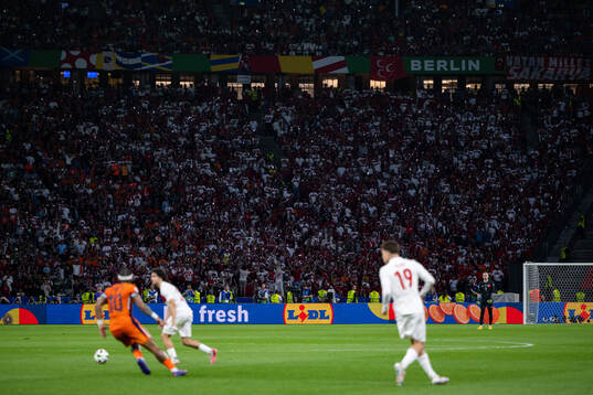 Supporters of Turkey light flashlights