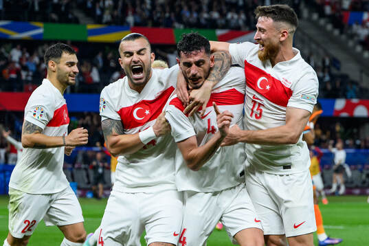 Samet Akaydin of Turkey celebrates with Abdulkerim Bardakci