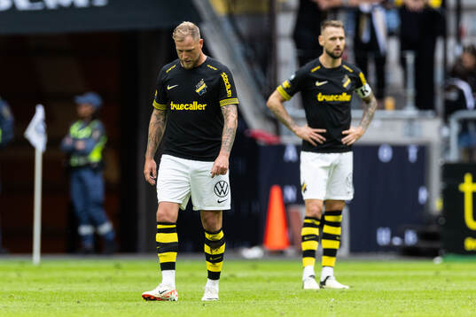 AIKs John Guidetti och Alexander Milosevic deppar