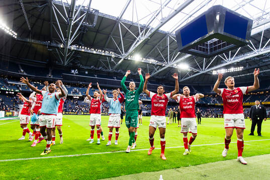 Kalmars spelar firar segern med de tillresta supportrarna