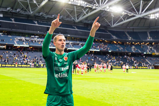 Kalmars målvakt Samuel Brolin tackar supportarna