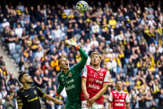 Kalmars målvakt Samuel Brolin motar bort en boll framför