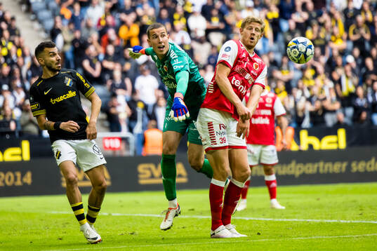 Kalmars målvakt Samuel Brolin motar bort en boll framför