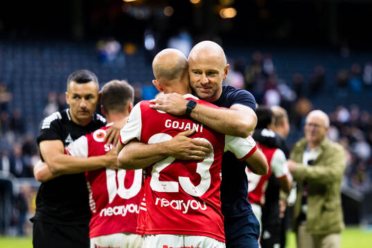 Kalmars tränare Stefan Larsson omfamnar Robert Gojani