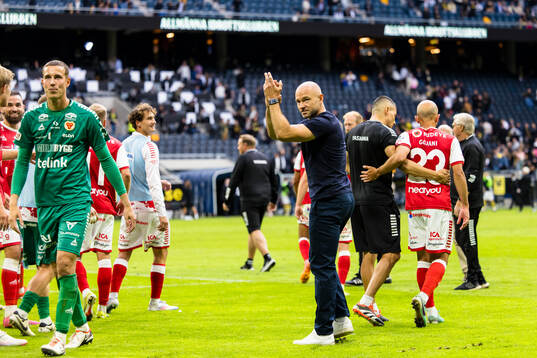 Kalmars tränare Stefan Larsson tackar de tillresta fansen