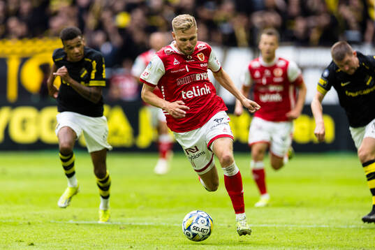Kalmars Jonathan Ring driver fram med bollen