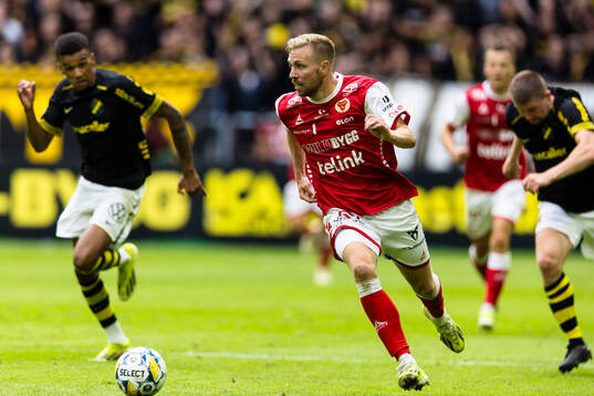 Kalmars Jonathan Ring driver fram med bollen