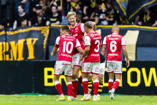 Kalmars Lars Saetra jublar med lagkamrater