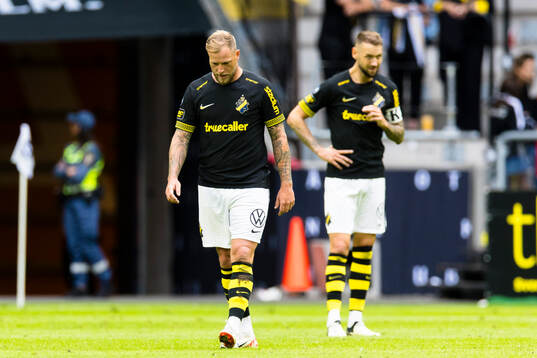 AIKs John Guidetti och Alexander Milosevic deppar