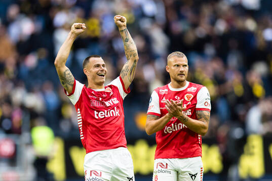 Kalmars Melker Hallberg (närmast i bild) jublar med Kevin