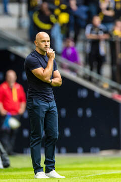 Kalmars tränare Stefan Larsson ser fundersam ut