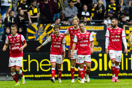 a vänster) gör 0-1 och gratuleras av lagkamrater