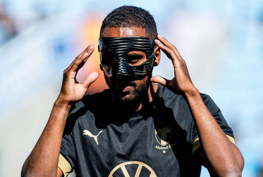 Malmö FFs Isaac Kiese Thelin med ansiktsmask