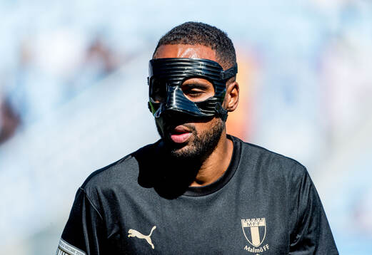 Malmö FFs Isaac Kiese Thelin med ansiktsmask