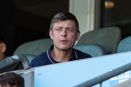 Förbundskapten Jon Dahl Tomasson på läktaren