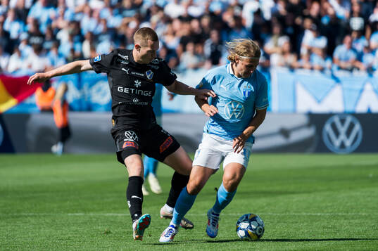 Halmstads Gisli Eyjolfsson och Malmö FFs Sebastian Nanasi