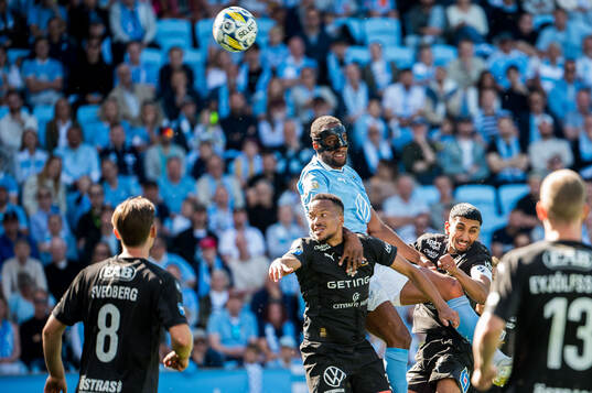 Malmö FFs Isaac Kiese Thelin mot Halmstads Marcus Olsson