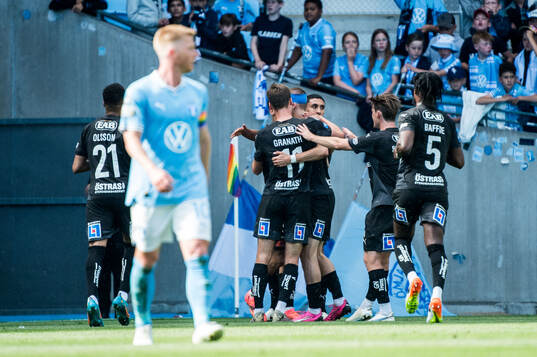 Halmstads Birnir Ingason jublar med lagkamrater