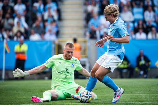 Halmstads målvakt Tim Erlandsson och Malmö FFs Sebastian