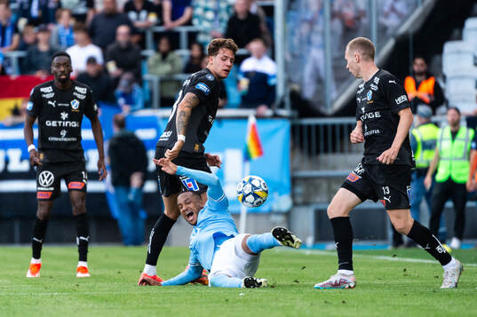 Malmö FFs Martin Olsson och Halmstads Gabriel Wallentin