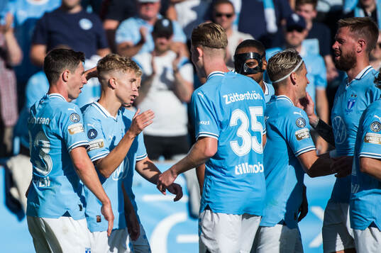 Malmö FFs Hugo Bolin jublar med lagkamrater