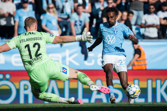 Halmstads målvakt Tim Erlandsson och Malmö FFs Taha Ali