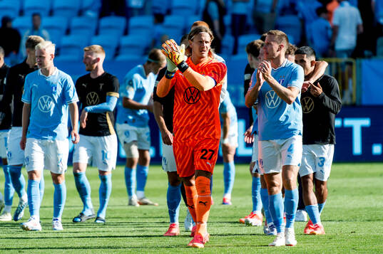 Malmö FFs målvakt Johan Dahlin och Niklas Moisander jublar