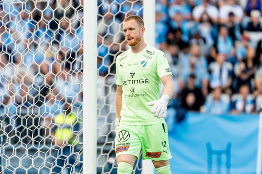 Halmstads målvakt Tim Erlandsson deppar